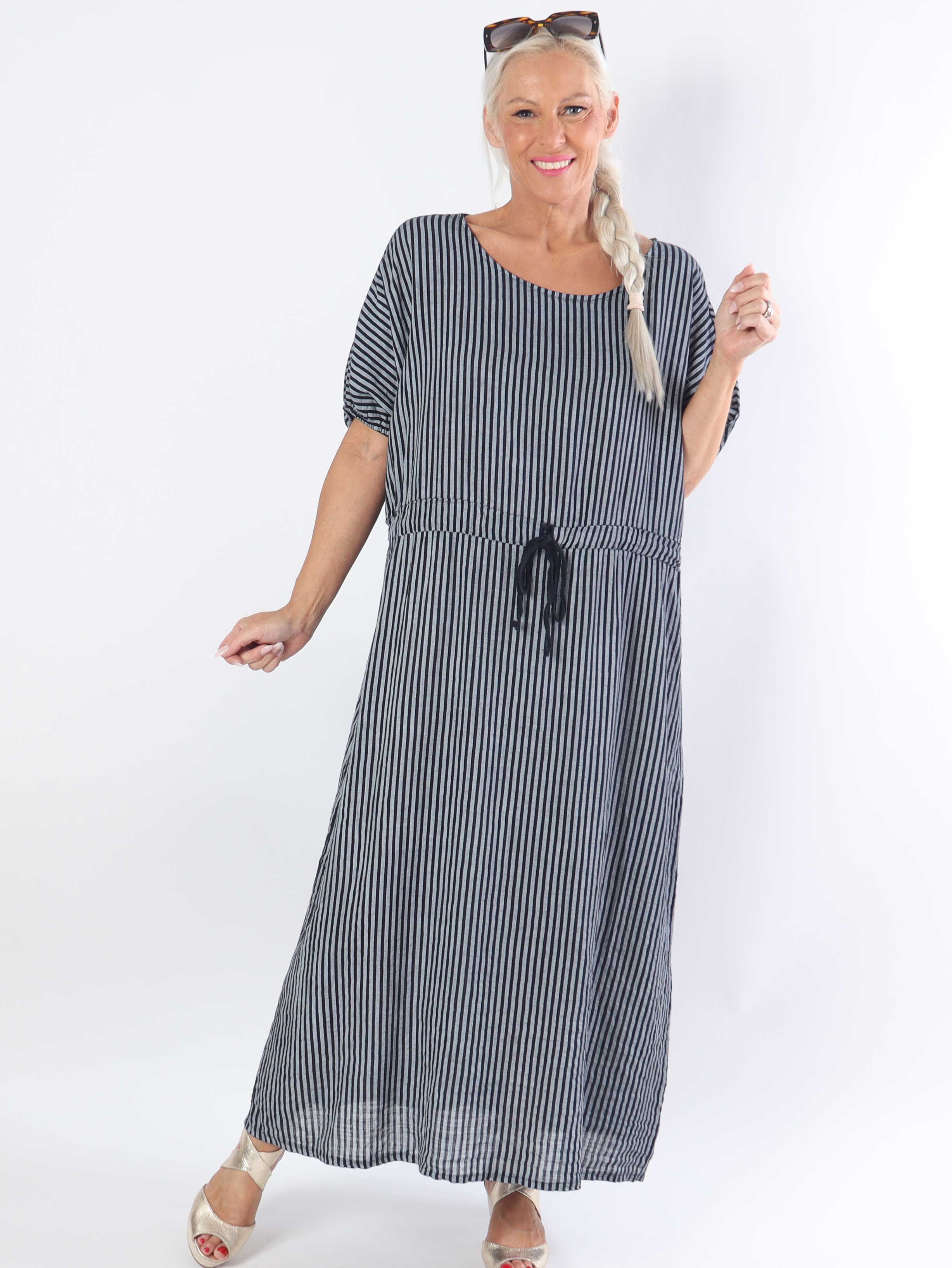 Ellie - Lång klänning i plusstorlek med ränder och knytband